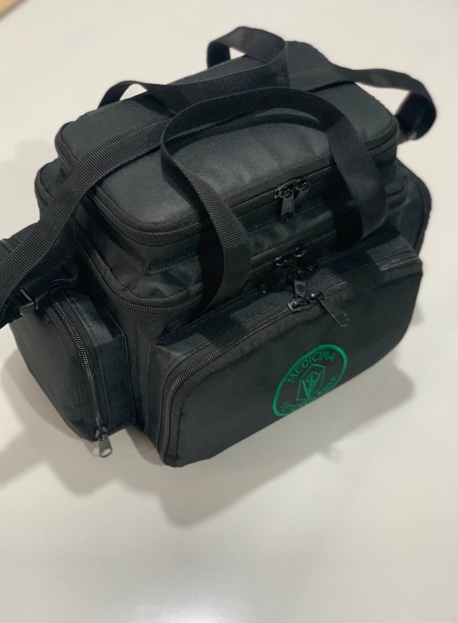 Bolsa profissional com a logo da medicina veterinária,  cor preta com alça e tira colo.