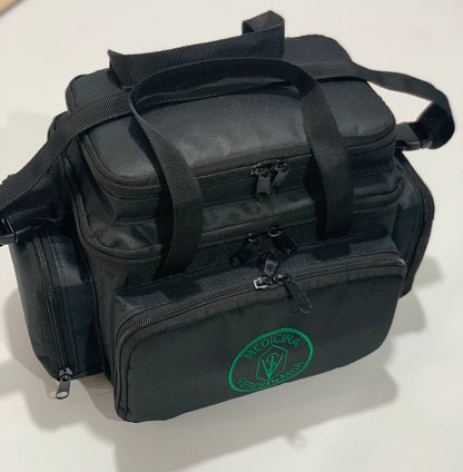 Bolsa profissional com a logo da medicina veterinária,  cor preta com alça e tira colo.