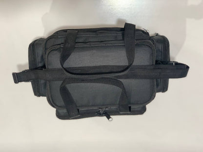 Bolsa profissional com a logo da medicina veterinária,  cor preta com alça e tira colo.