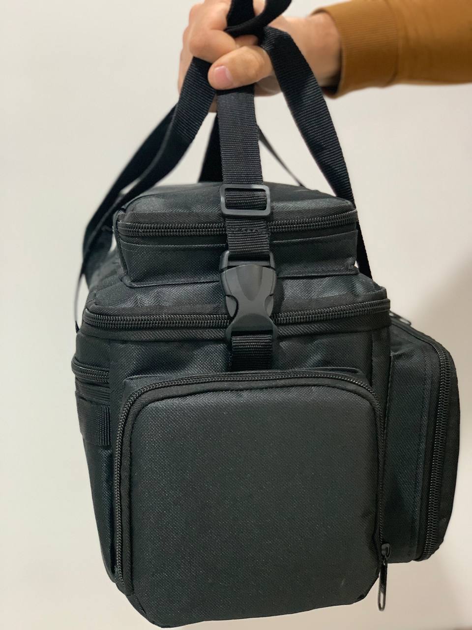 Bolsa profissional com a logo da medicina veterinária,  cor preta visão lateral.