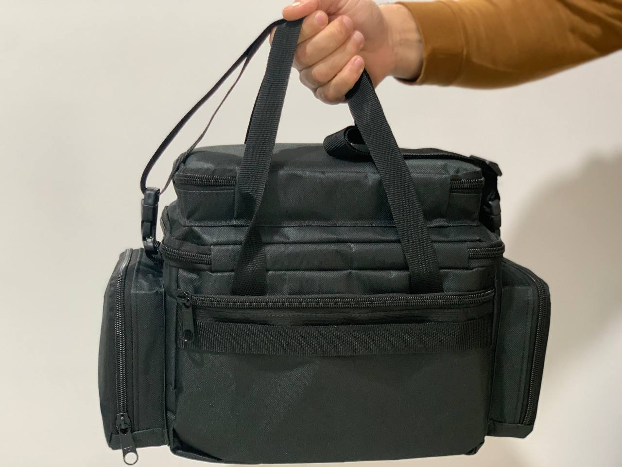 Bolsa profissional com a logo da medicina veterinária,  cor preta parte traseira