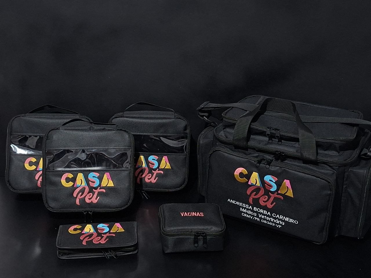 Bolsa Veterinaria personalizada, 3 organizadores 1 porta ampola e 1 porta vacina todos personalizados.