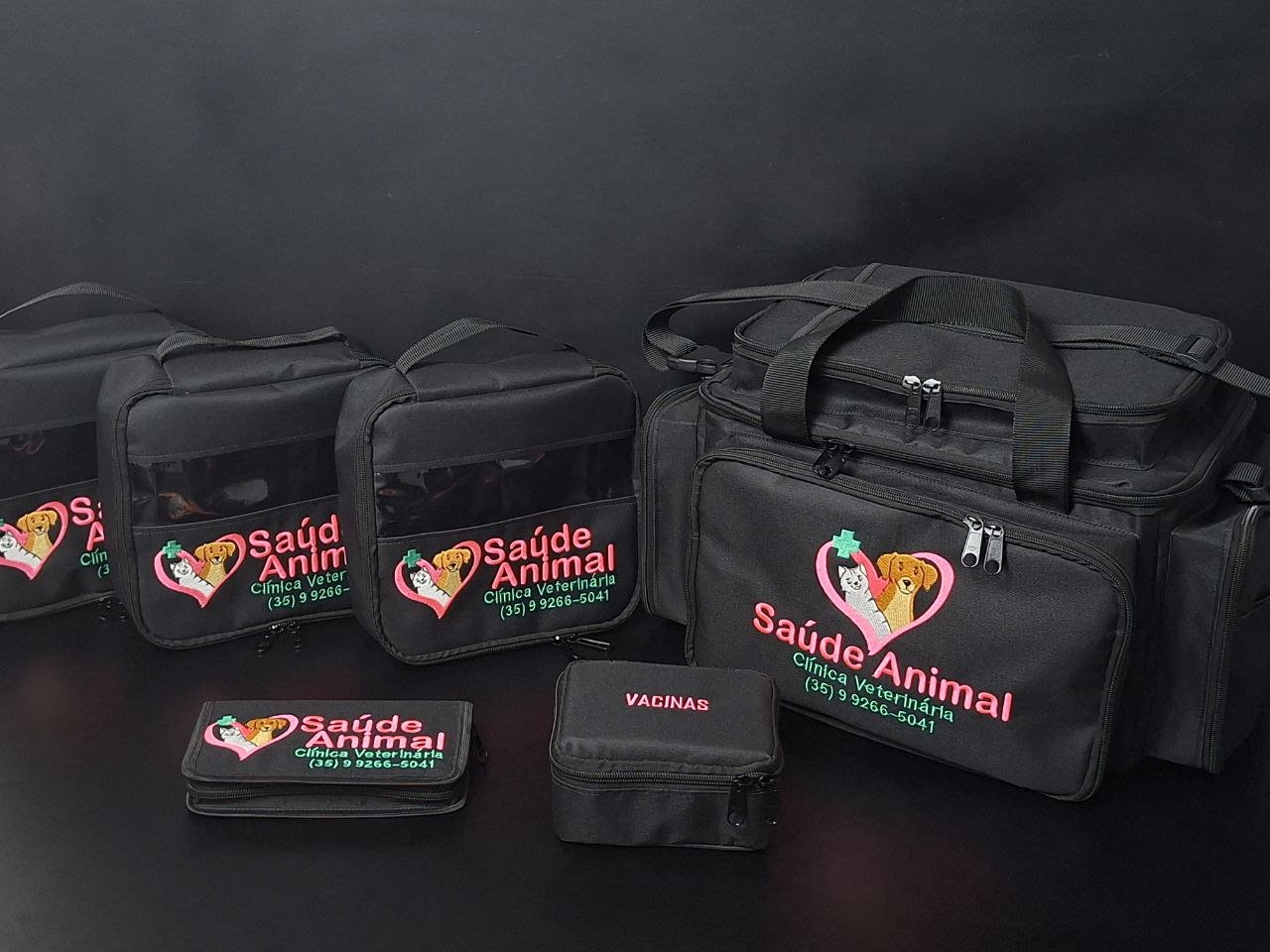 Bolsa Vet personalizada, 3 organizadores 1 porta ampola e 1 porta vacina todos personalizados.