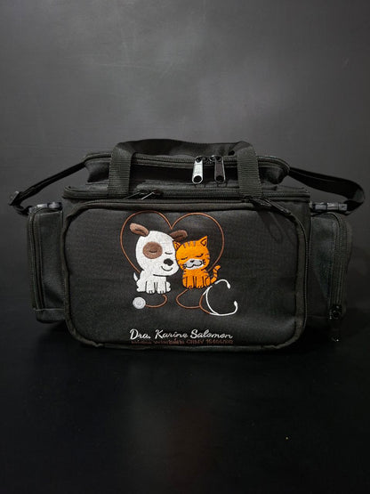 Bolsa profissional personalizada com a logo do cliente, cor preta com alça e tira colo.