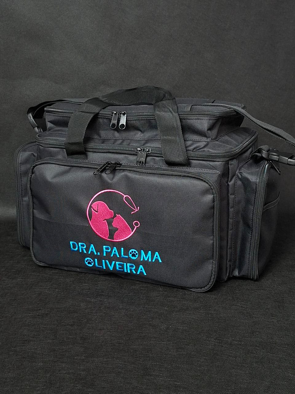 Bolsa profissional personalizada com a logo do cliente, cor preta com alça e tira colo. Visão da bolsa com parte da lateral