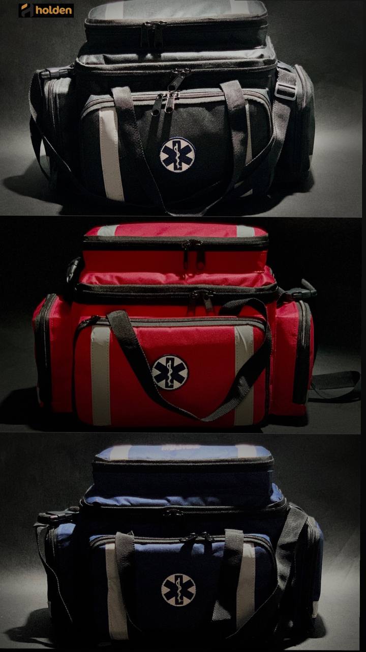 bolsas de APH. Imagem frontal,  cada bolsa com uma cor,  preto, vermelho e azul, bordado da Cruz da Vida e faixas refletivas