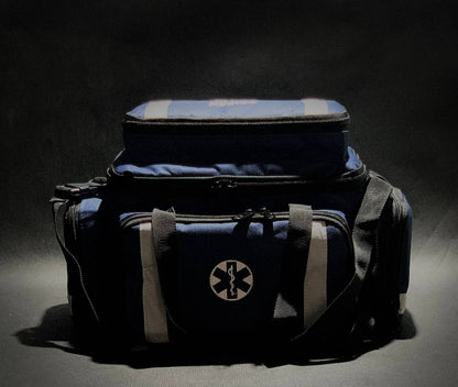 bolsa de APH. Imagem frontal, bolsa na cor azul, bordado da Cruz da Vida e faixas refletivas